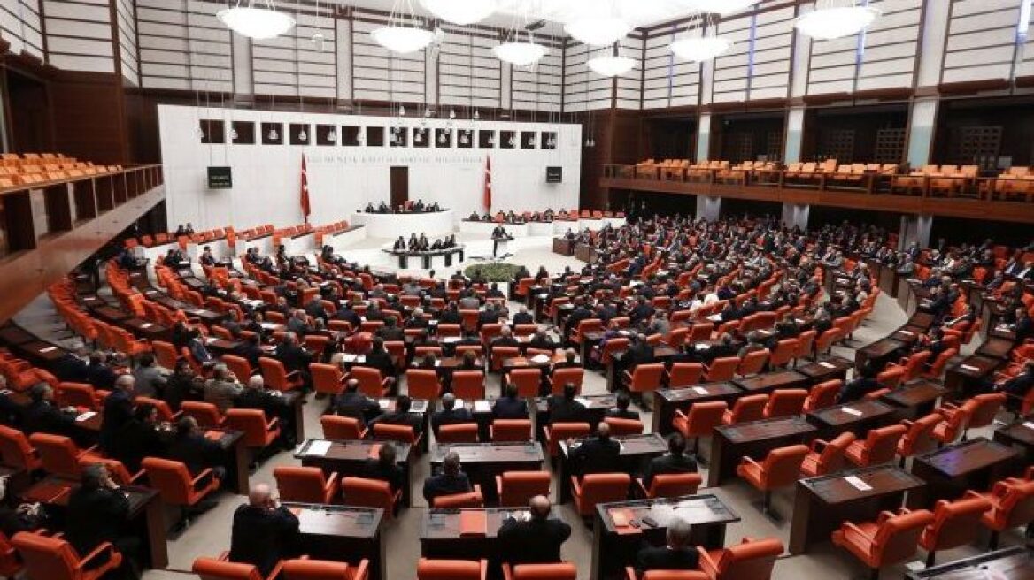 Τα τέσσερα μεγάλα κόμματα της Τουρκίας καταδικάζουν από κοινού το πραξικόπημα